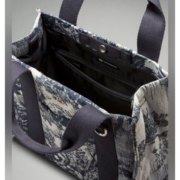 LULULEMON Boxy Mini Tote Toile Turtledove Navy and Obsidian 4.5 L NWT - Picture 7 of 16